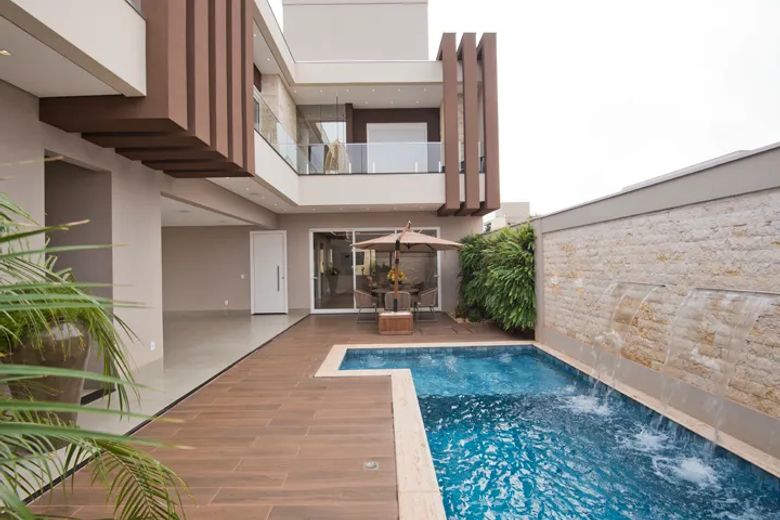 Projeto de arquitetura em Amambai MS - Juliana Saraiva Fachada de residência de alto padrão com piscina, projeto de arquitetura em Amambai MS