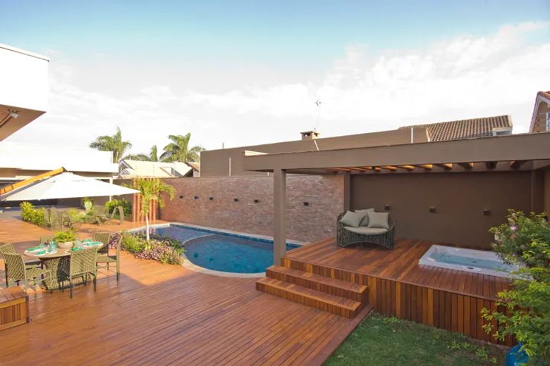 Projeto de arquitetura em Amambai MS - Juliana Saraiva Área externa com piscina de residência de alto padrão, projeto de arquitetura em Amambai MS